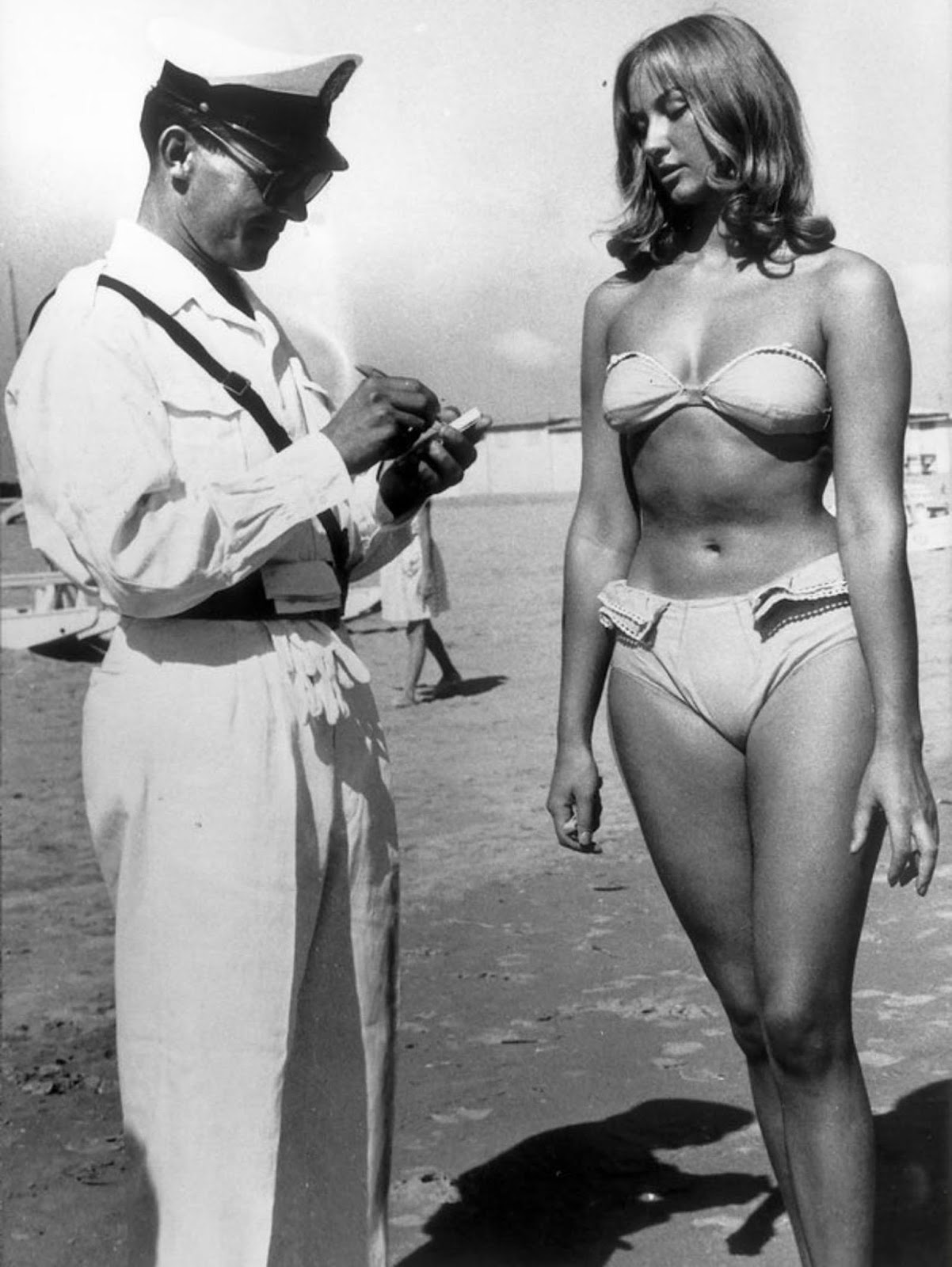Lãnh giấy phạt vì mặc... bikini đi tắm biển: Chuyện thật như đùa của những năm 1950 Lãnh giấy phạt vì mặc... bikini đi tắm biển: Chuyện thật như đùa của những năm 1950