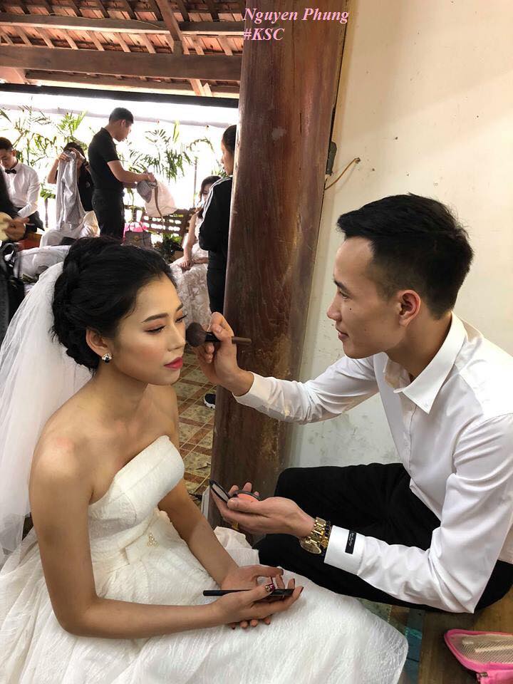 Anh chồng được 100 điểm thanh lịch vì... tự tay trang điểm cho vợ trong ngày cưới Anh chồng được 100 điểm thanh lịch vì... tự tay trang điểm cho vợ trong ngày cưới