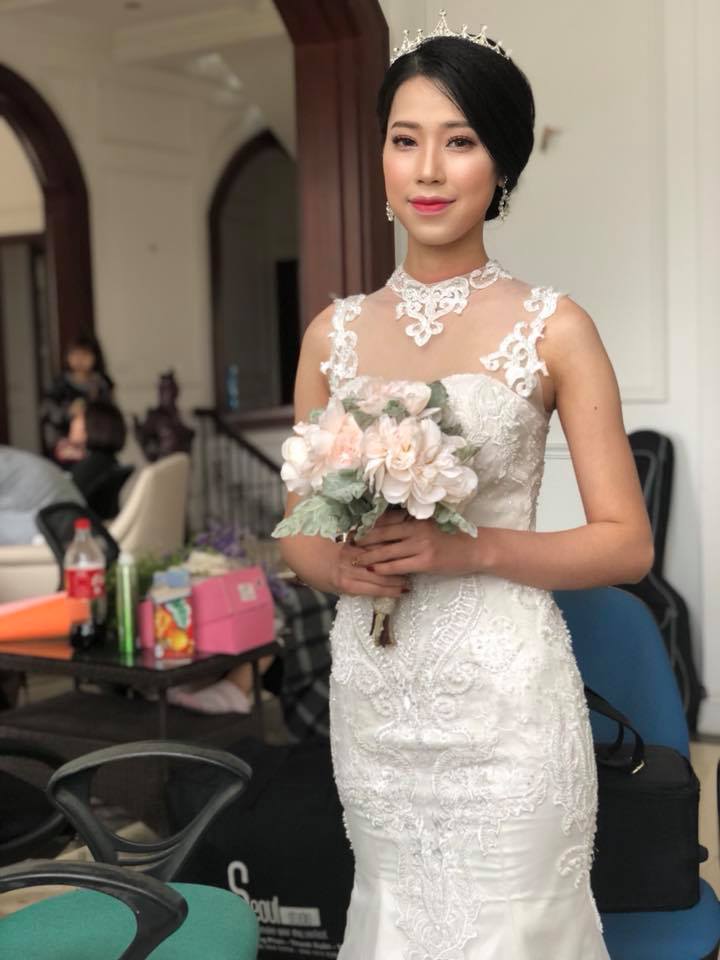 Anh chồng được 100 điểm thanh lịch vì... tự tay trang điểm cho vợ trong ngày cưới Anh chồng được 100 điểm thanh lịch vì... tự tay trang điểm cho vợ trong ngày cưới