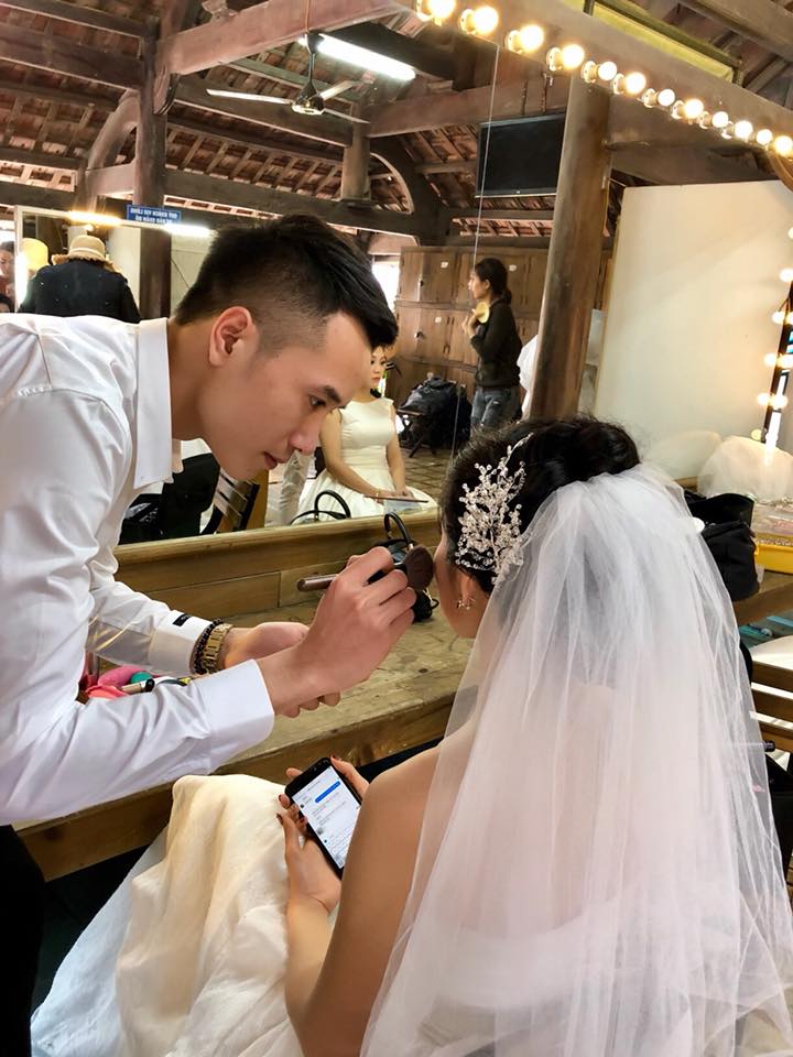 Anh chồng được 100 điểm thanh lịch vì... tự tay trang điểm cho vợ trong ngày cưới Anh chồng được 100 điểm thanh lịch vì... tự tay trang điểm cho vợ trong ngày cưới