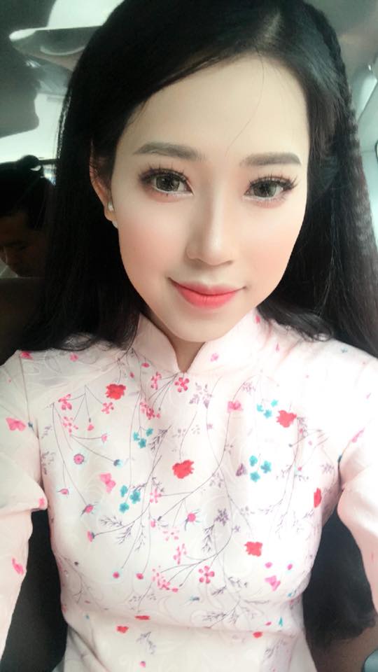 Anh chồng được 100 điểm thanh lịch vì... tự tay trang điểm cho vợ trong ngày cưới Anh chồng được 100 điểm thanh lịch vì... tự tay trang điểm cho vợ trong ngày cưới
