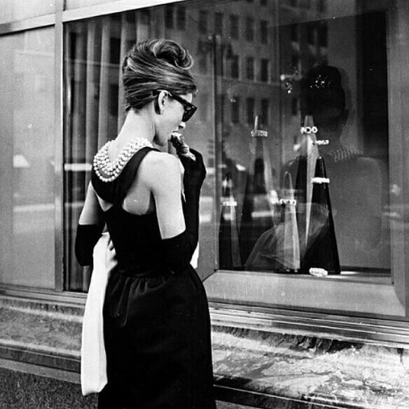 Audrey Hepburn và Givenchy: Mối quan hệ kinh điển kéo dài 40 năm Audrey Hepburn và Givenchy: Mối quan hệ kinh điển kéo dài 40 năm