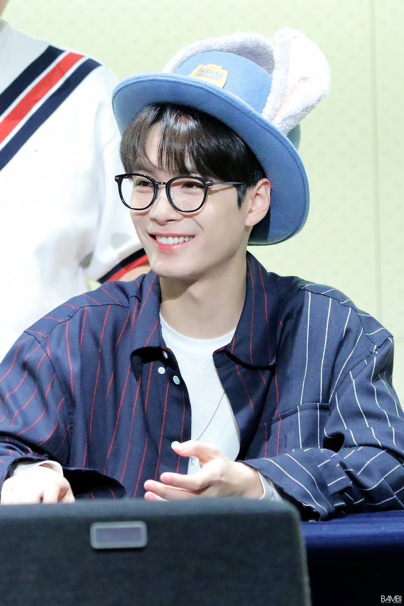 Mũ tai thỏ Judy trở thành hot trend ở Hàn nhờ công lăng xê của loạt idol nổi tiếng Mũ tai thỏ Judy trở thành hot trend ở Hàn nhờ công lăng xê của loạt idol nổi tiếng