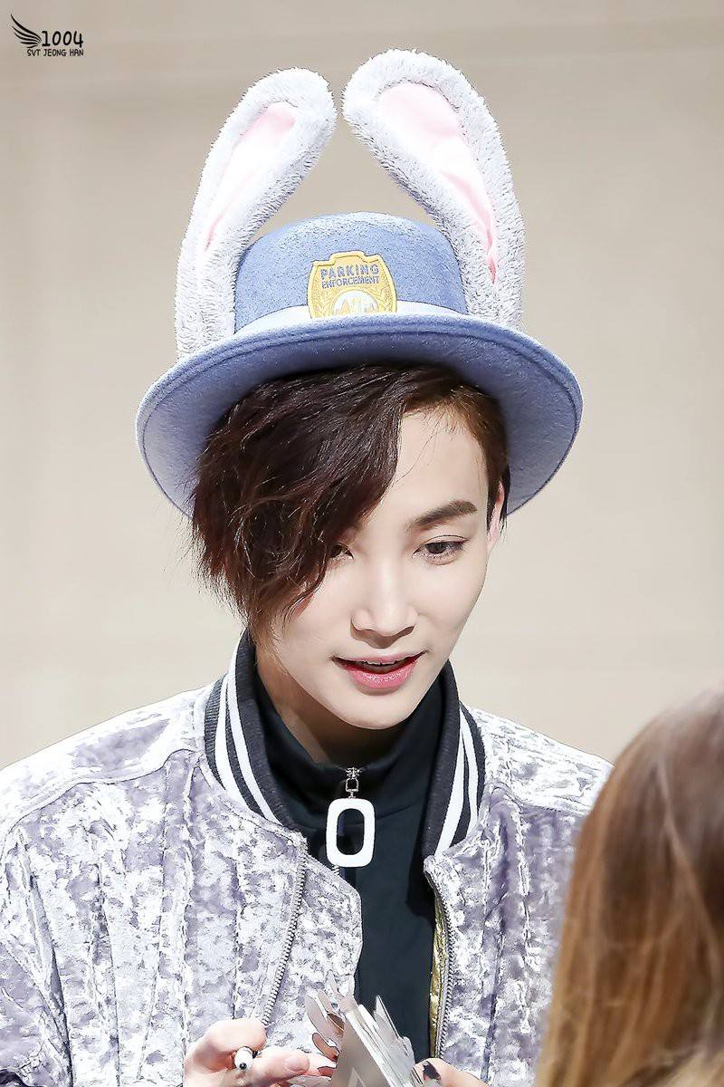 Mũ tai thỏ Judy trở thành hot trend ở Hàn nhờ công lăng xê của loạt idol nổi tiếng Mũ tai thỏ Judy trở thành hot trend ở Hàn nhờ công lăng xê của loạt idol nổi tiếng