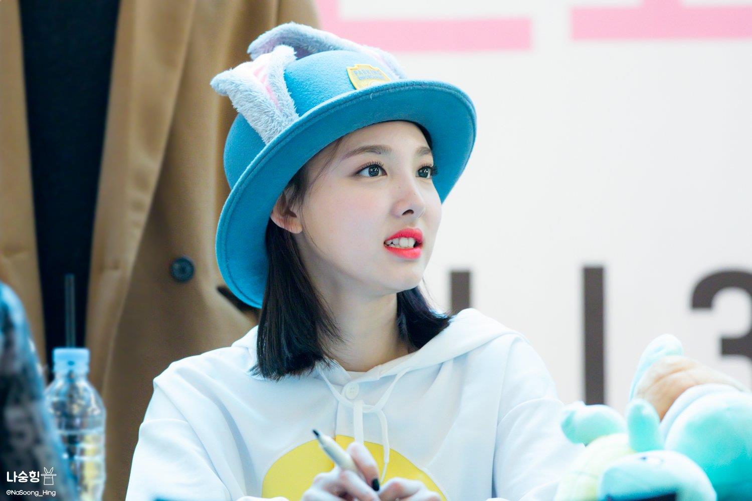 Mũ tai thỏ Judy trở thành hot trend ở Hàn nhờ công lăng xê của loạt idol nổi tiếng Mũ tai thỏ Judy trở thành hot trend ở Hàn nhờ công lăng xê của loạt idol nổi tiếng