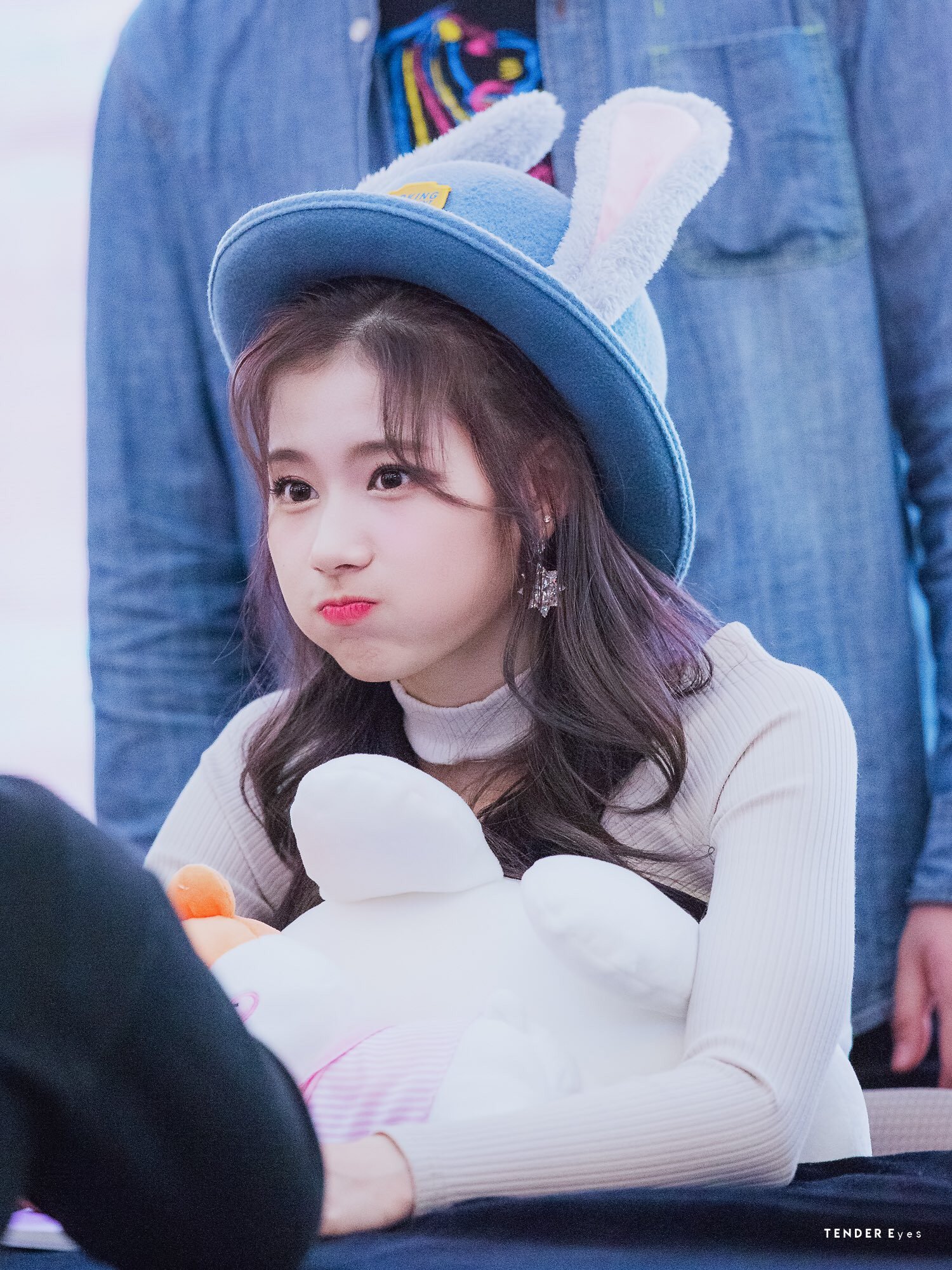 Mũ tai thỏ Judy trở thành hot trend ở Hàn nhờ công lăng xê của loạt idol nổi tiếng Mũ tai thỏ Judy trở thành hot trend ở Hàn nhờ công lăng xê của loạt idol nổi tiếng