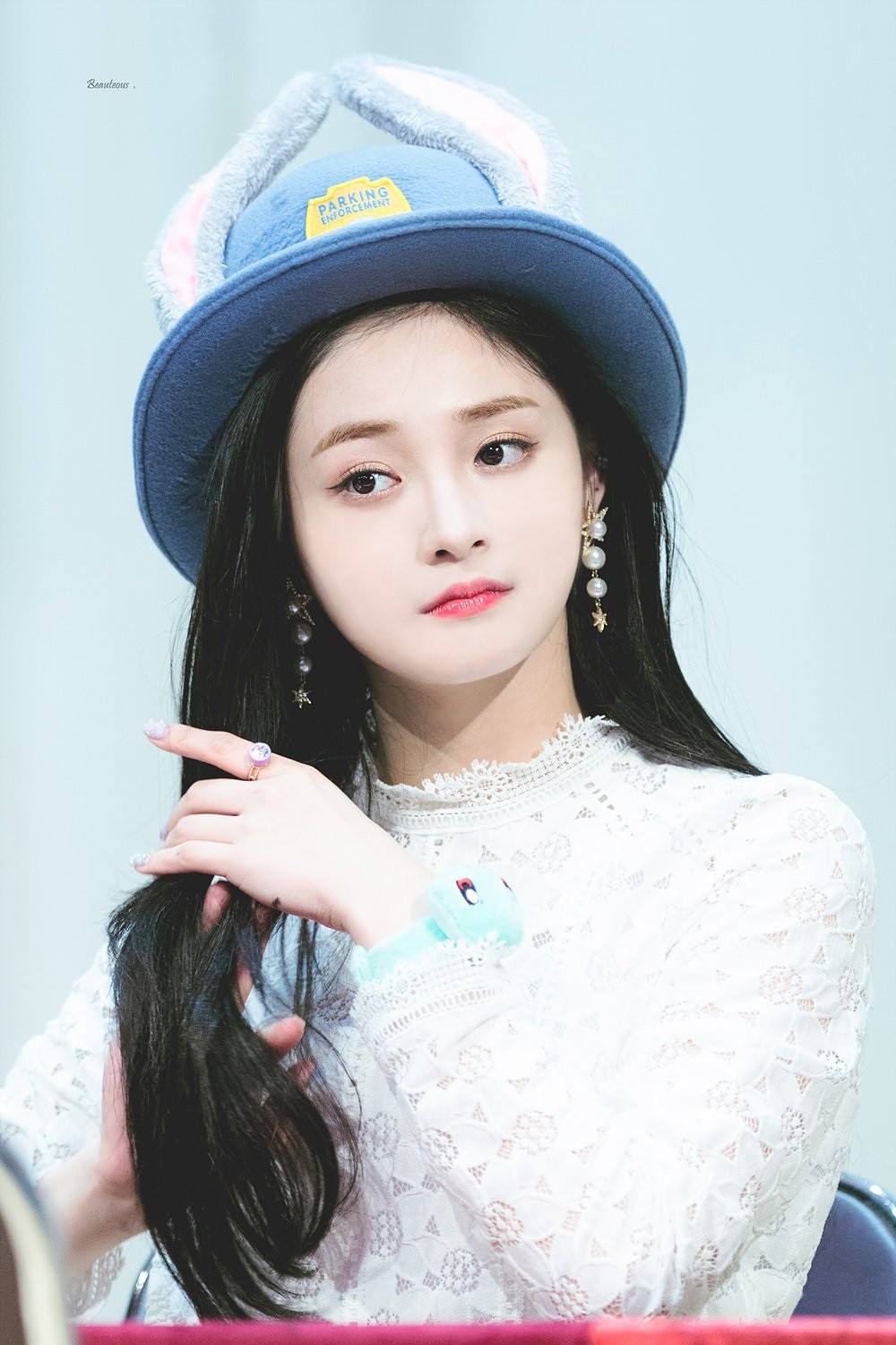 Mũ tai thỏ Judy trở thành hot trend ở Hàn nhờ công lăng xê của loạt idol nổi tiếng Mũ tai thỏ Judy trở thành hot trend ở Hàn nhờ công lăng xê của loạt idol nổi tiếng