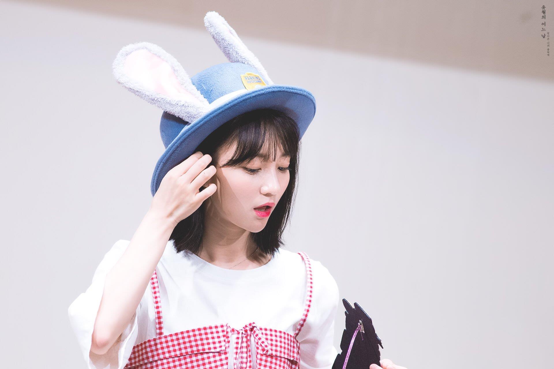 Mũ tai thỏ Judy trở thành hot trend ở Hàn nhờ công lăng xê của loạt idol nổi tiếng Mũ tai thỏ Judy trở thành hot trend ở Hàn nhờ công lăng xê của loạt idol nổi tiếng