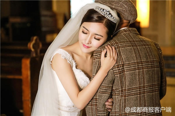 Cô gái độc thân mặc váy cưới hoàn thành tâm nguyện cuối cùng của ông mình Cô gái độc thân mặc váy cưới hoàn thành tâm nguyện cuối cùng của ông mình