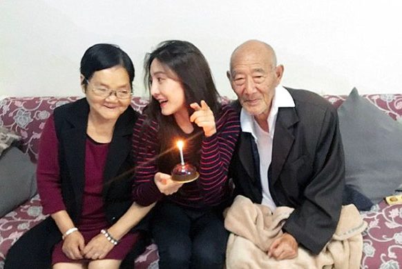 Cô gái độc thân mặc váy cưới hoàn thành tâm nguyện cuối cùng của ông mình Cô gái độc thân mặc váy cưới hoàn thành tâm nguyện cuối cùng của ông mình