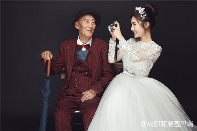 Cô gái độc thân mặc váy cưới hoàn thành tâm nguyện cuối cùng của ông mình Cô gái độc thân mặc váy cưới hoàn thành tâm nguyện cuối cùng của ông mình