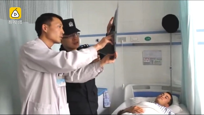 Cảnh sát Tân Cương lấy thân mình cứu người phụ nữ nhảy lầu tự sát Cảnh sát Tân Cương lấy thân mình cứu người phụ nữ nhảy lầu tự sát
