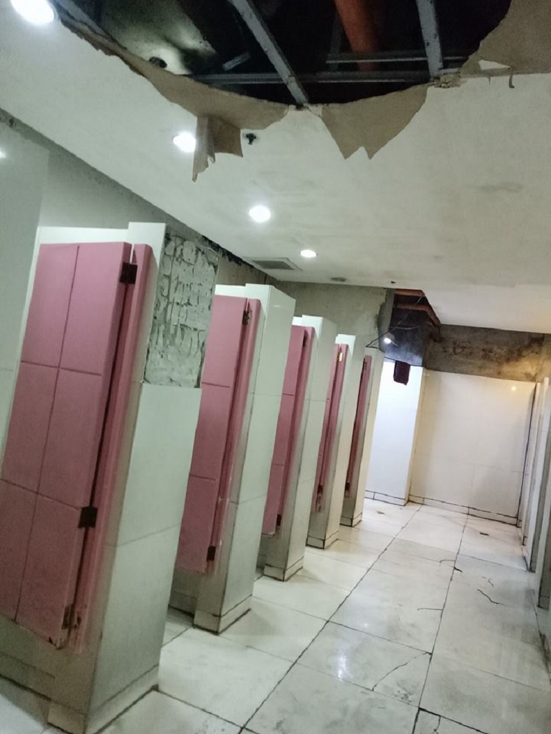 Chưa thấy trung tâm thương mại cao cấp nào lại bẩn tới mức này! Chưa thấy trung tâm thương mại cao cấp nào lại bẩn tới mức này!