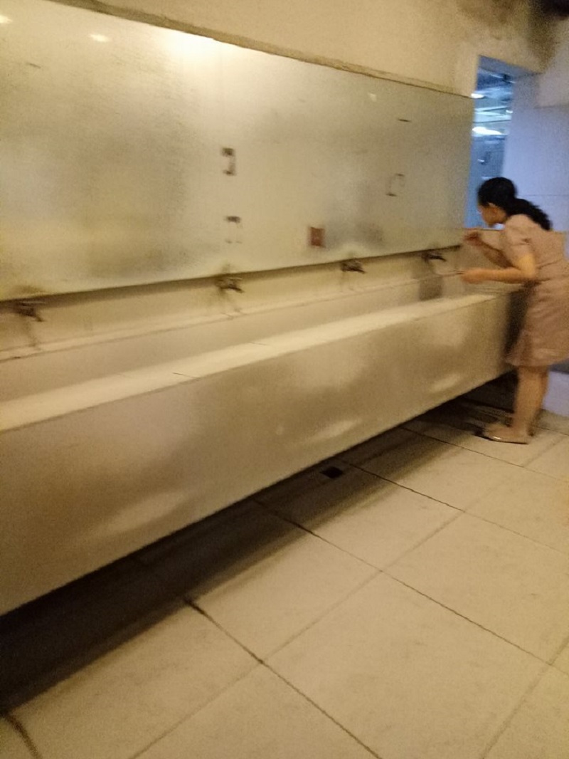 Chưa thấy trung tâm thương mại cao cấp nào lại bẩn tới mức này! Chưa thấy trung tâm thương mại cao cấp nào lại bẩn tới mức này!