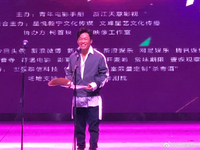 'Cây Chổi Vàng' 2017: Sau 9 năm mới có người can đảm lên nhận giải 'Đạo diễn dở nhất' 'Cây Chổi Vàng' 2017: Sau 9 năm mới có người can đảm lên nhận giải 'Đạo diễn dở nhất'