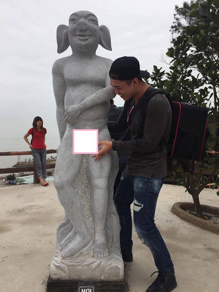 'Nóng bỏng mắt' trước vườn tượng 12 con giáp khoả thân tại Hải Phòng 'Nóng bỏng mắt' trước vườn tượng 12 con giáp khoả thân tại Hải Phòng