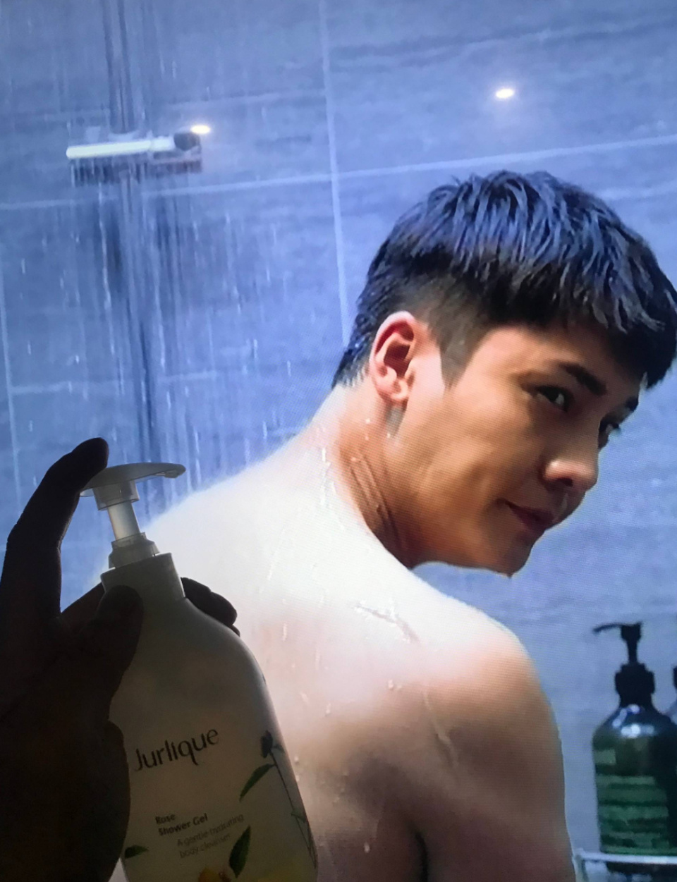 Ai đời lại có fan vào tận nhà tắm đòi... ngoáy tai, chà lưng giùm Trần Vỹ Đình Ai đời lại có fan vào tận nhà tắm đòi... ngoáy tai, chà lưng giùm Trần Vỹ Đình