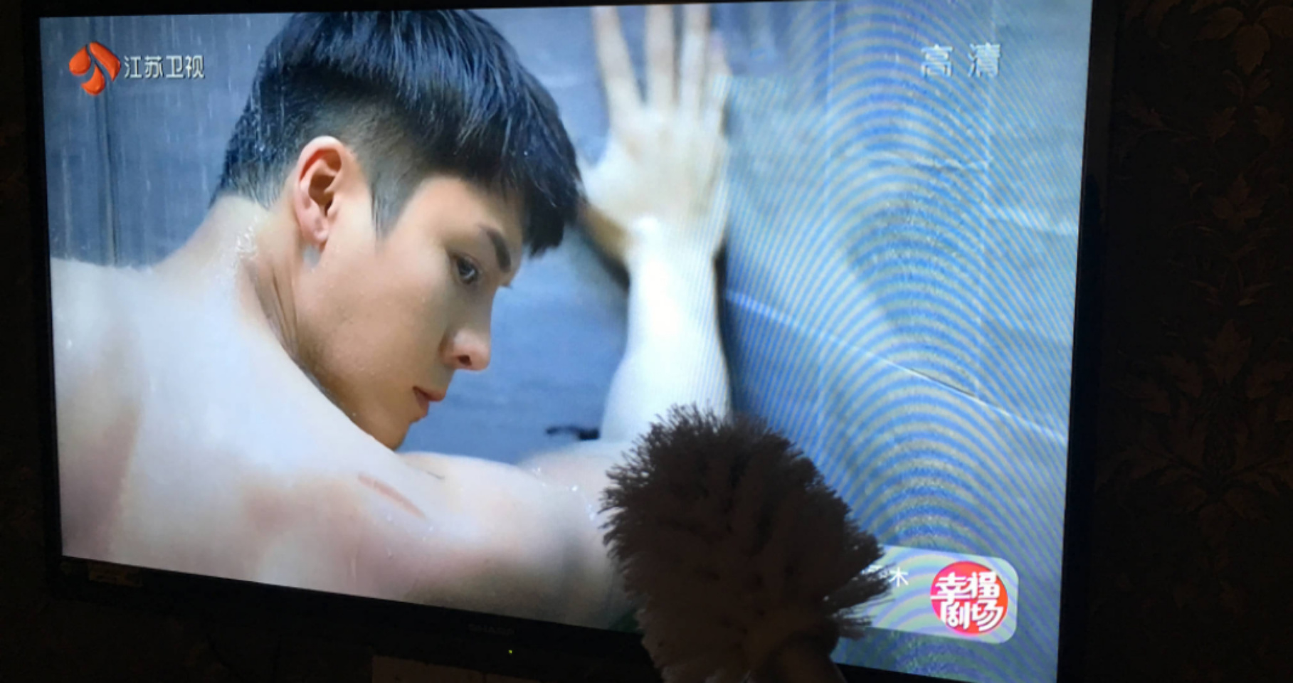 Ai đời lại có fan vào tận nhà tắm đòi... ngoáy tai, chà lưng giùm Trần Vỹ Đình Ai đời lại có fan vào tận nhà tắm đòi... ngoáy tai, chà lưng giùm Trần Vỹ Đình