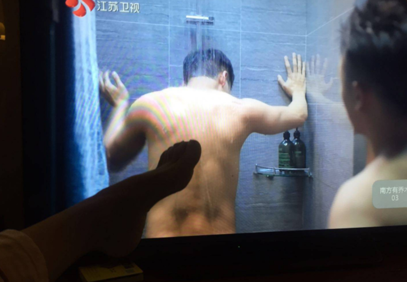 Ai đời lại có fan vào tận nhà tắm đòi... ngoáy tai, chà lưng giùm Trần Vỹ Đình Ai đời lại có fan vào tận nhà tắm đòi... ngoáy tai, chà lưng giùm Trần Vỹ Đình