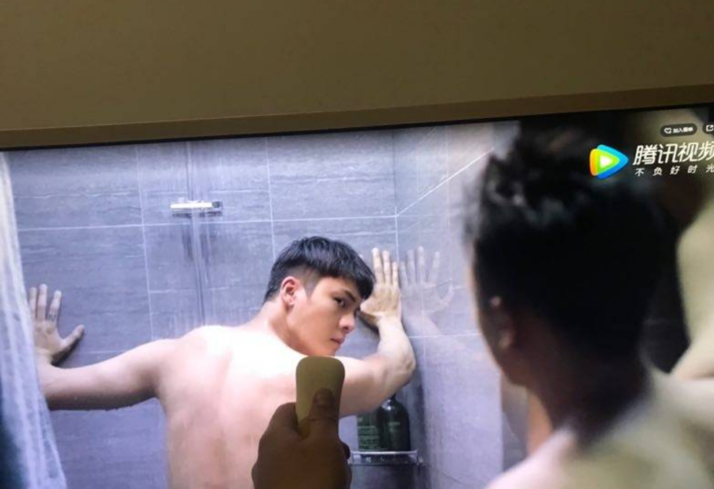 Ai đời lại có fan vào tận nhà tắm đòi... ngoáy tai, chà lưng giùm Trần Vỹ Đình Ai đời lại có fan vào tận nhà tắm đòi... ngoáy tai, chà lưng giùm Trần Vỹ Đình