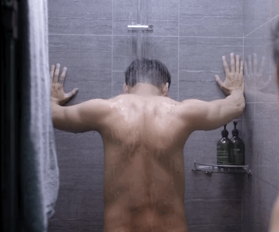 Ai đời lại có fan vào tận nhà tắm đòi... ngoáy tai, chà lưng giùm Trần Vỹ Đình Ai đời lại có fan vào tận nhà tắm đòi... ngoáy tai, chà lưng giùm Trần Vỹ Đình