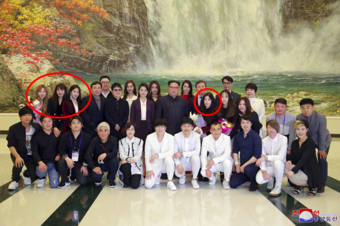 Các 'thuyết âm mưu' giải thích lý do Kim Jong Un chỉ chọn Irene đứng cạnh mình khi chụp ảnh Các 'thuyết âm mưu' giải thích lý do Kim Jong Un chỉ chọn Irene đứng cạnh mình khi chụp ảnh