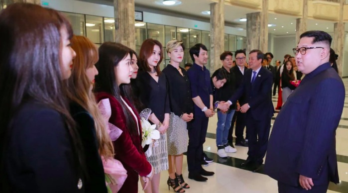 Các 'thuyết âm mưu' giải thích lý do Kim Jong Un chỉ chọn Irene đứng cạnh mình khi chụp ảnh Các 'thuyết âm mưu' giải thích lý do Kim Jong Un chỉ chọn Irene đứng cạnh mình khi chụp ảnh