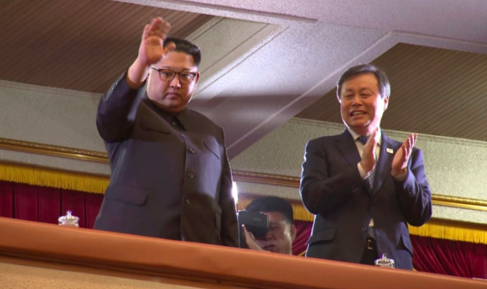 Các 'thuyết âm mưu' giải thích lý do Kim Jong Un chỉ chọn Irene đứng cạnh mình khi chụp ảnh Các 'thuyết âm mưu' giải thích lý do Kim Jong Un chỉ chọn Irene đứng cạnh mình khi chụp ảnh