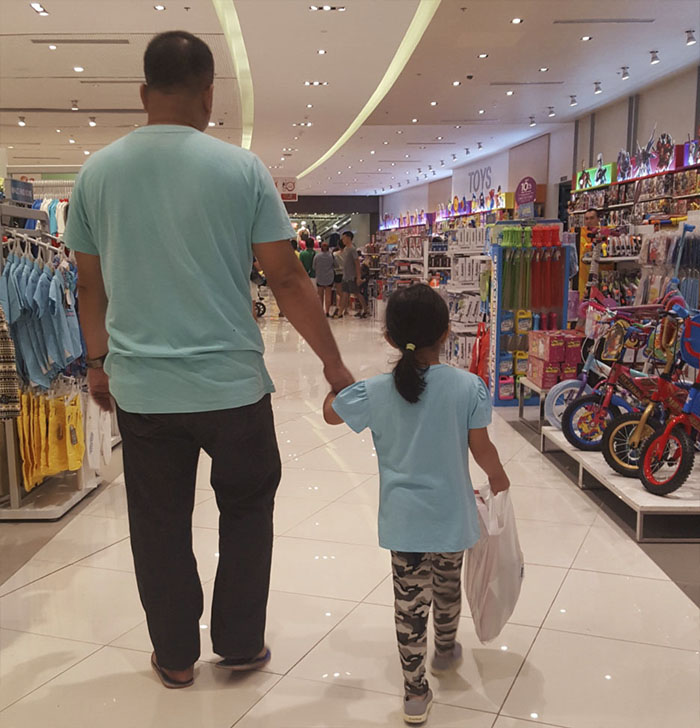 Mẹ bí mật chụp ảnh cha con tay trong tay làm trái tim bao người tan chảy Mẹ bí mật chụp ảnh cha con tay trong tay làm trái tim bao người tan chảy