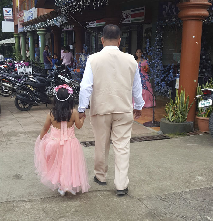 Mẹ bí mật chụp ảnh cha con tay trong tay làm trái tim bao người tan chảy Mẹ bí mật chụp ảnh cha con tay trong tay làm trái tim bao người tan chảy