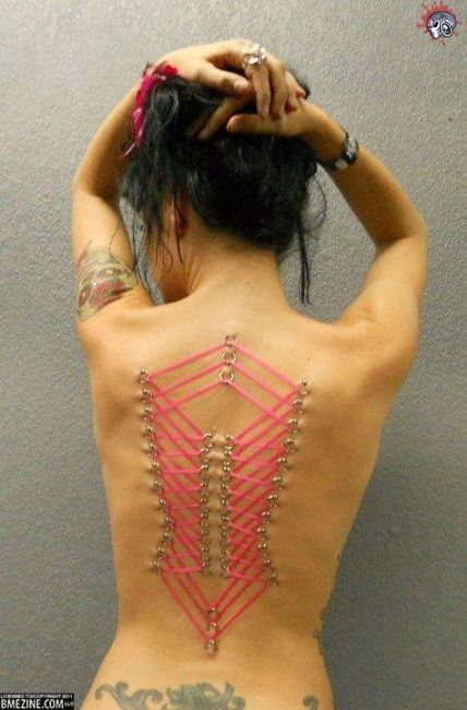 Nội y xuyên da thịt: Trào lưu thời trang không dành cho những người sợ đau Nội y xuyên da thịt: Trào lưu thời trang không dành cho những người sợ đau