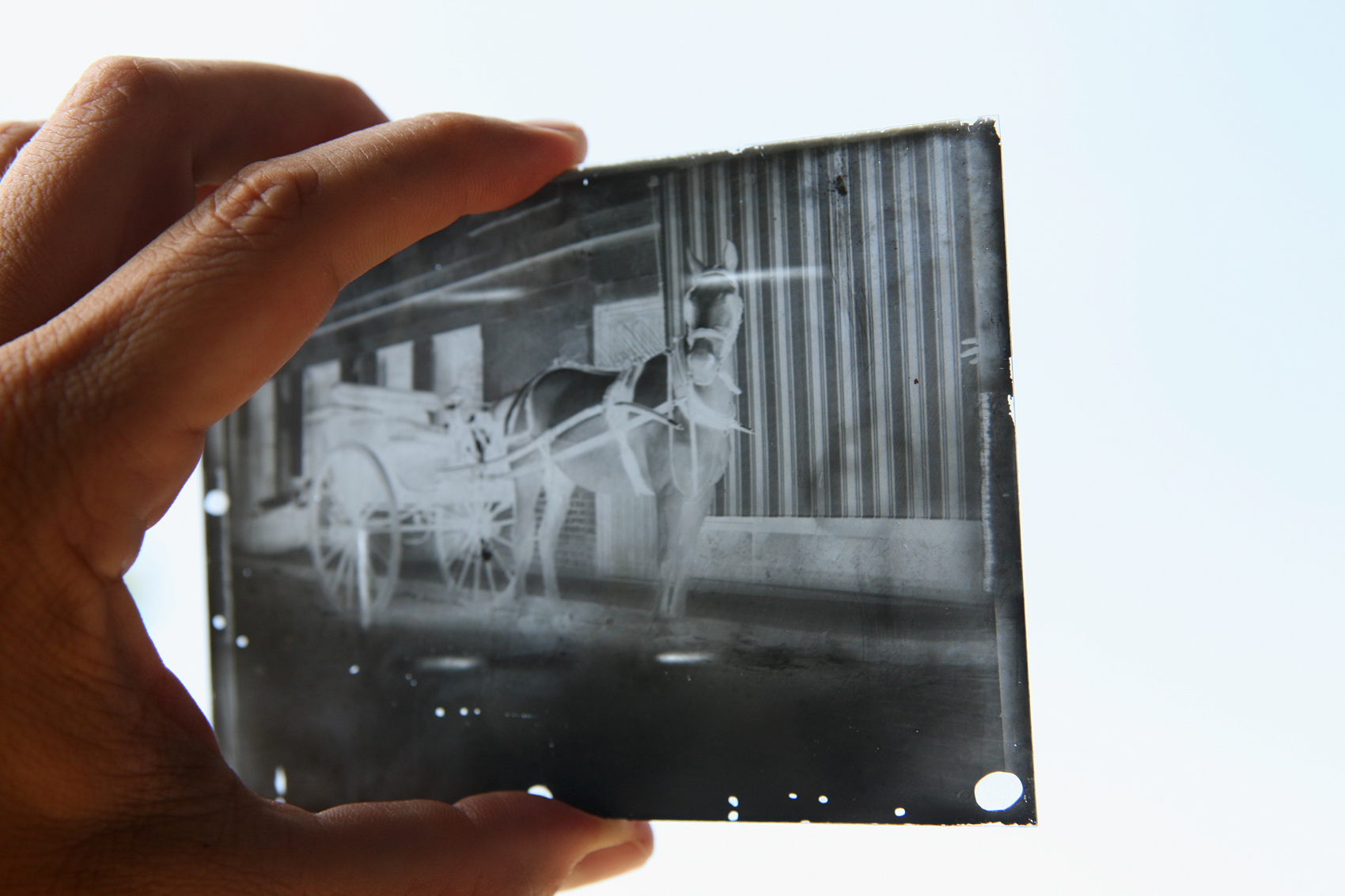 Hai nữ nhiếp ảnh gia chụp lại chân dung 'chuyển giới' của mình từ những năm 1900 Hai nữ nhiếp ảnh gia chụp lại chân dung 'chuyển giới' của mình từ những năm 1900