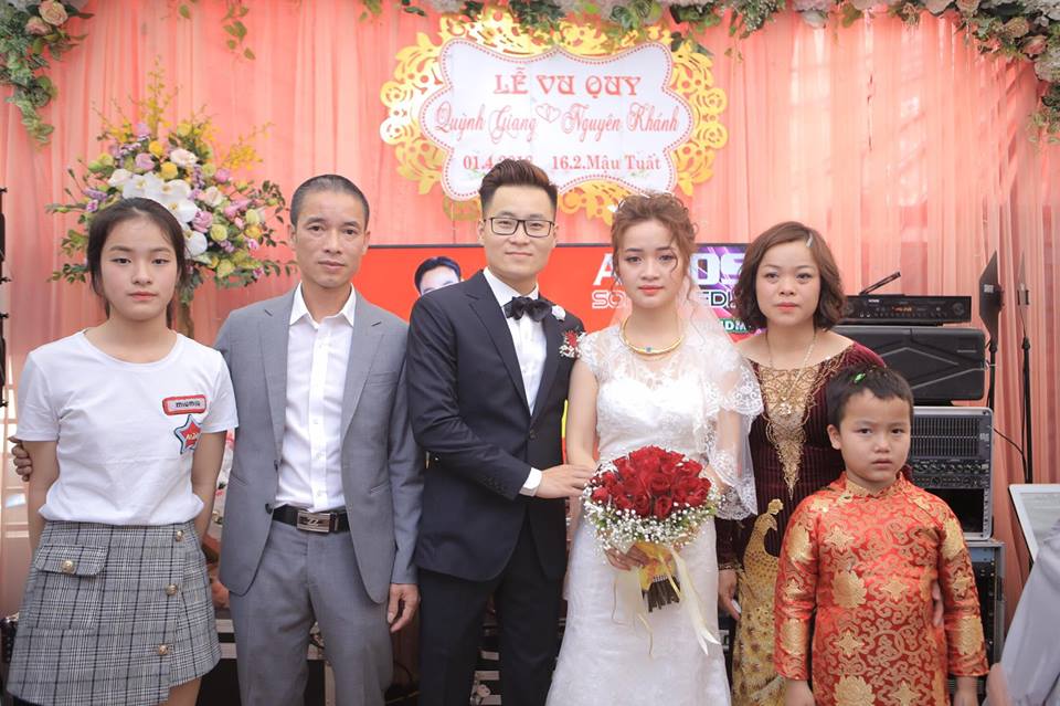 'Con gái là con người ta' hay nỗi niềm hai nhà nội - ngoại trong ngày đưa dâu 'Con gái là con người ta' hay nỗi niềm hai nhà nội - ngoại trong ngày đưa dâu