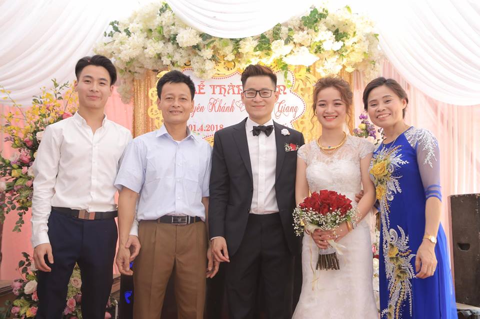 'Con gái là con người ta' hay nỗi niềm hai nhà nội - ngoại trong ngày đưa dâu 'Con gái là con người ta' hay nỗi niềm hai nhà nội - ngoại trong ngày đưa dâu