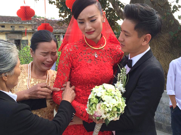 'Con gái là con người ta' hay nỗi niềm hai nhà nội - ngoại trong ngày đưa dâu 'Con gái là con người ta' hay nỗi niềm hai nhà nội - ngoại trong ngày đưa dâu