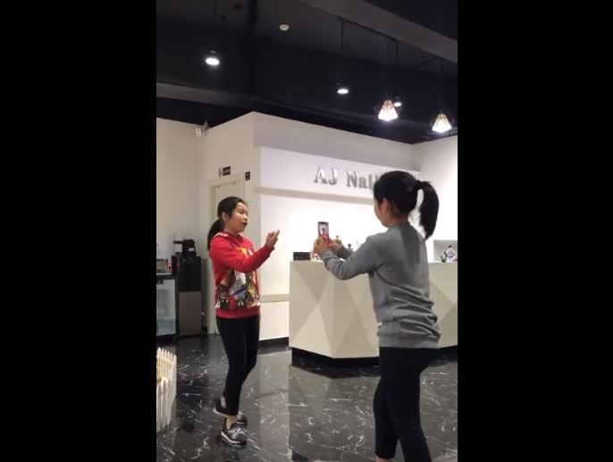 'Cười sặc cơm' với hậu trường quay Tik Tok ở Trung Quốc 'Cười sặc cơm' với hậu trường quay Tik Tok ở Trung Quốc