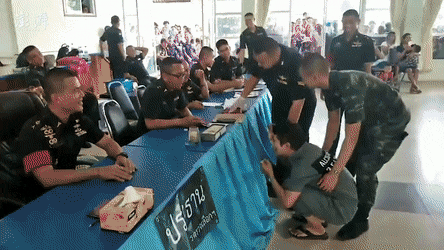 Các 'đại trượng phu' Thái Lan òa khóc khi rút phải thẻ đỏ trong ngày xét tuyển quân sự Các 'đại trượng phu' Thái Lan òa khóc khi rút phải thẻ đỏ trong ngày xét tuyển quân sự