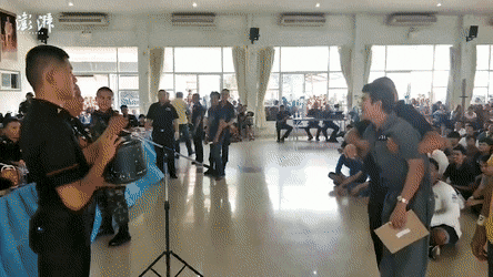 Các 'đại trượng phu' Thái Lan òa khóc khi rút phải thẻ đỏ trong ngày xét tuyển quân sự Các 'đại trượng phu' Thái Lan òa khóc khi rút phải thẻ đỏ trong ngày xét tuyển quân sự