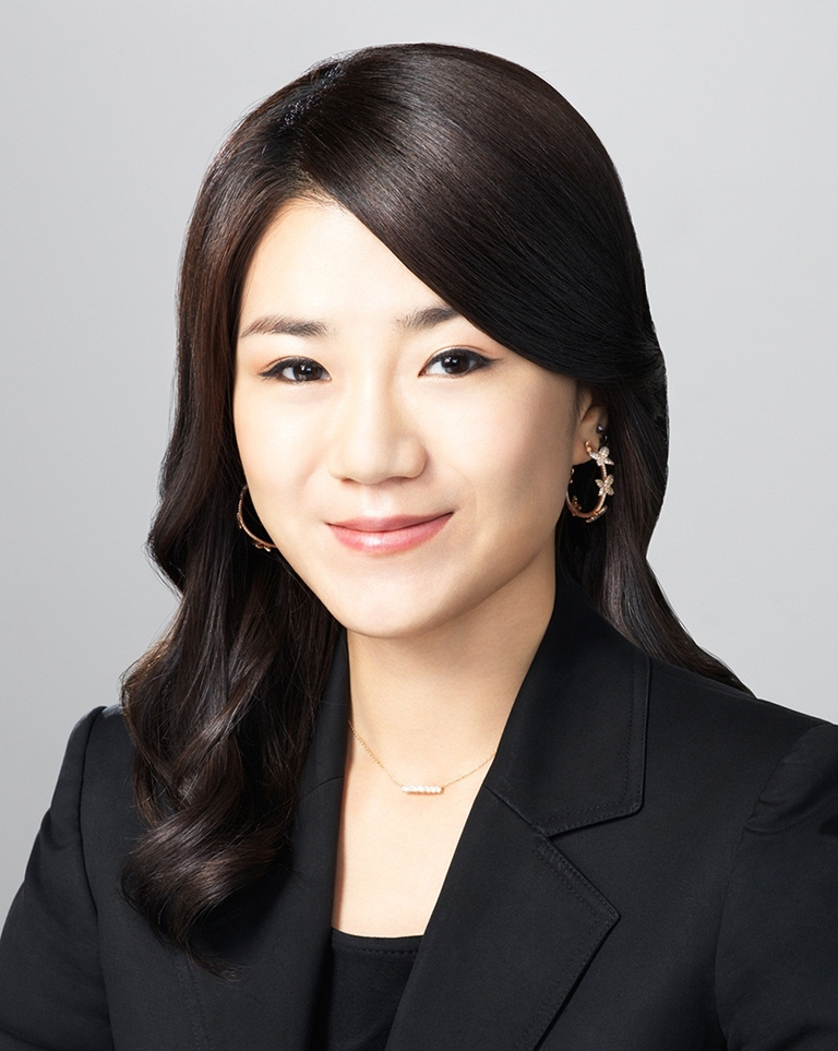 Con gái chủ tịch Korean Air bị chỉ trích vì hất nước vào mặt nhân viên như trong phim Con gái chủ tịch Korean Air bị chỉ trích vì hất nước vào mặt nhân viên như trong phim