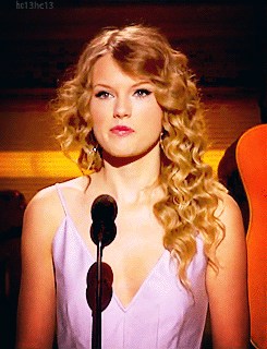 Chuyện lạ có thật: Fan cướp ngân hàng và ném tiền vào nhà Taylor Swift để... cầu hôn cô Chuyện lạ có thật: Fan cướp ngân hàng và ném tiền vào nhà Taylor Swift để... cầu hôn cô