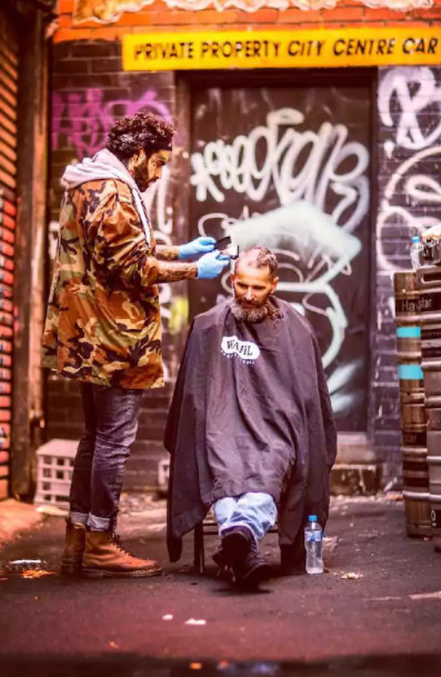 Chàng trai Úc đi khắp Melbourne cắt tóc cho người lang thang Chàng trai Úc đi khắp Melbourne cắt tóc cho người lang thang