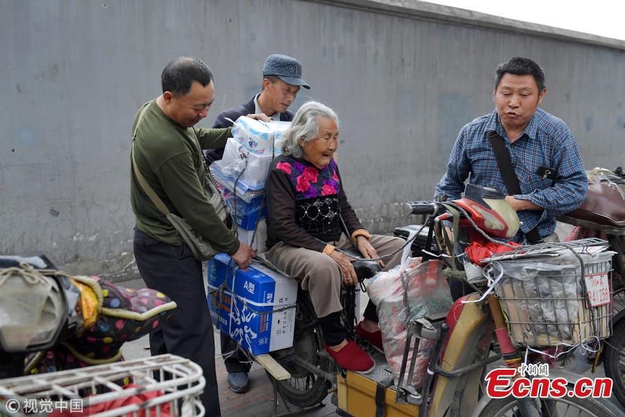 Người con hàng ngày đưa mẹ 92 tuổi mắc bệnh Alzheimer cùng đi làm với mình Người con hàng ngày đưa mẹ 92 tuổi mắc bệnh Alzheimer cùng đi làm với mình