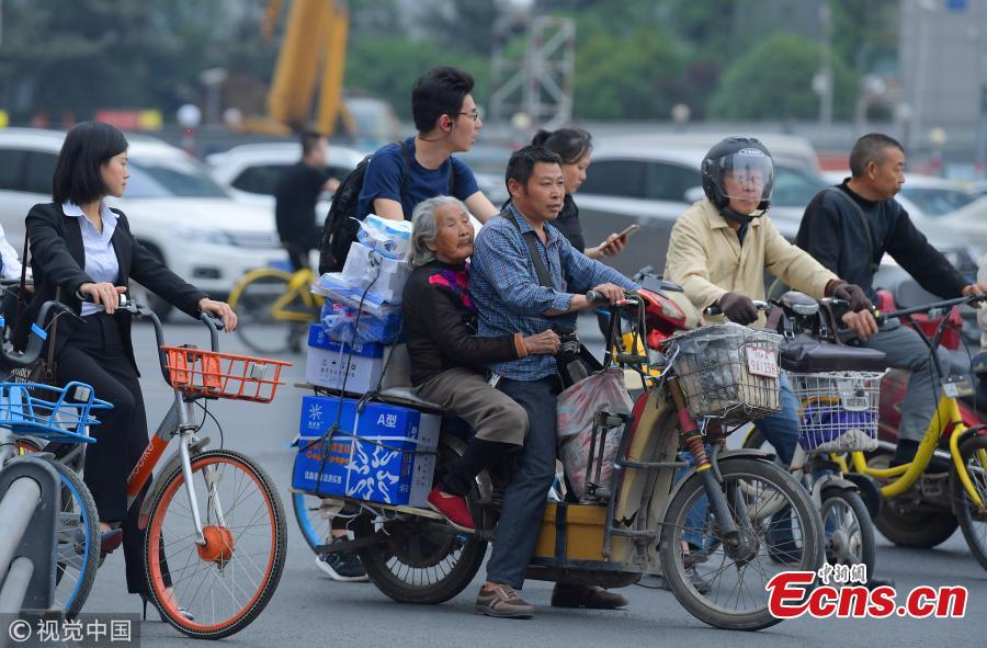 Người con hàng ngày đưa mẹ 92 tuổi mắc bệnh Alzheimer cùng đi làm với mình Người con hàng ngày đưa mẹ 92 tuổi mắc bệnh Alzheimer cùng đi làm với mình