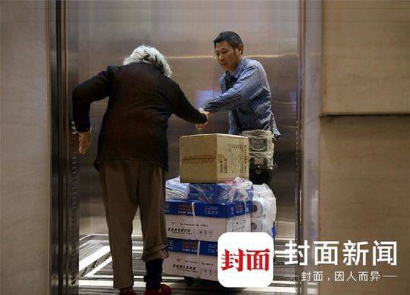 Người con hàng ngày đưa mẹ 92 tuổi mắc bệnh Alzheimer cùng đi làm với mình Người con hàng ngày đưa mẹ 92 tuổi mắc bệnh Alzheimer cùng đi làm với mình