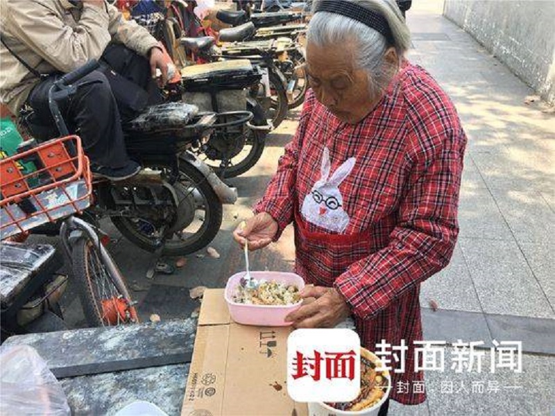 Người con hàng ngày đưa mẹ 92 tuổi mắc bệnh Alzheimer cùng đi làm với mình Người con hàng ngày đưa mẹ 92 tuổi mắc bệnh Alzheimer cùng đi làm với mình