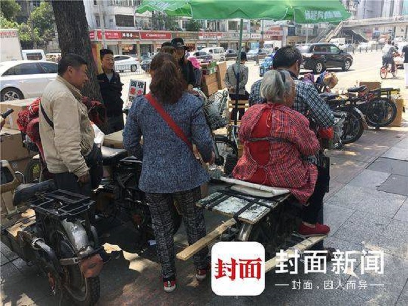 Người con hàng ngày đưa mẹ 92 tuổi mắc bệnh Alzheimer cùng đi làm với mình Người con hàng ngày đưa mẹ 92 tuổi mắc bệnh Alzheimer cùng đi làm với mình