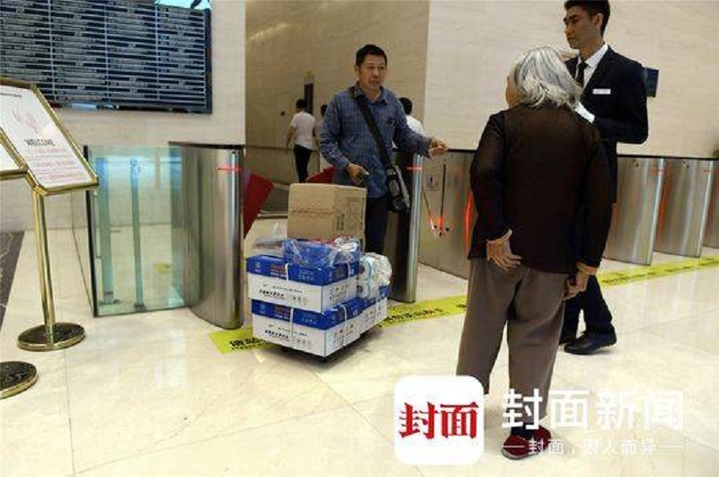 Người con hàng ngày đưa mẹ 92 tuổi mắc bệnh Alzheimer cùng đi làm với mình Người con hàng ngày đưa mẹ 92 tuổi mắc bệnh Alzheimer cùng đi làm với mình