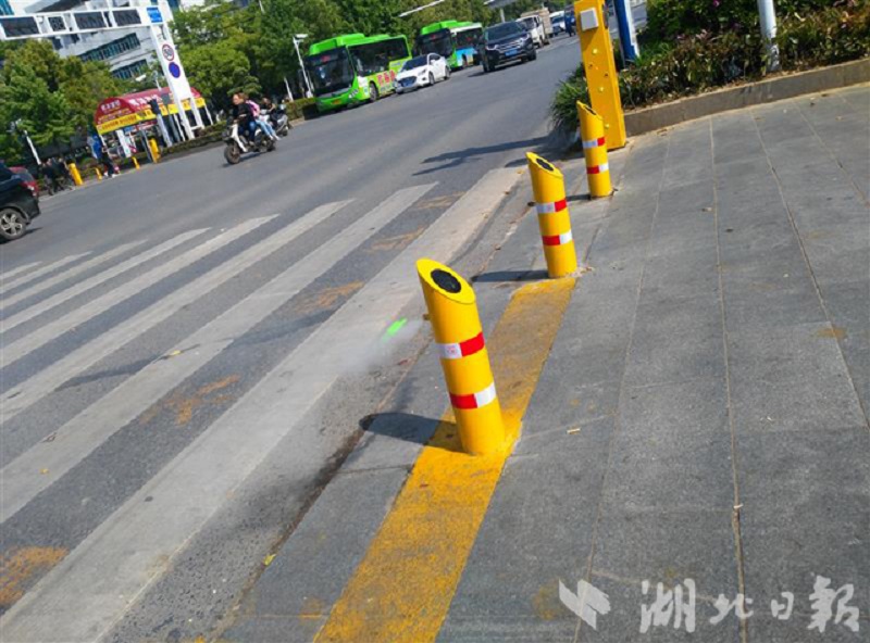 Trung Quốc gắn vòi nước phun sương tại vạch kẻ đường nhằm hạn chế người dân băng đường ẩu Trung Quốc gắn vòi nước phun sương tại vạch kẻ đường nhằm hạn chế người dân băng đường ẩu