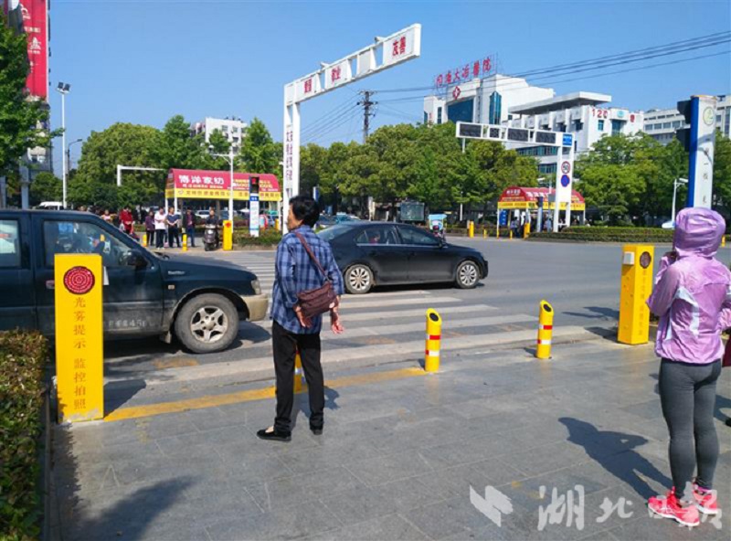 Trung Quốc gắn vòi nước phun sương tại vạch kẻ đường nhằm hạn chế người dân băng đường ẩu Trung Quốc gắn vòi nước phun sương tại vạch kẻ đường nhằm hạn chế người dân băng đường ẩu