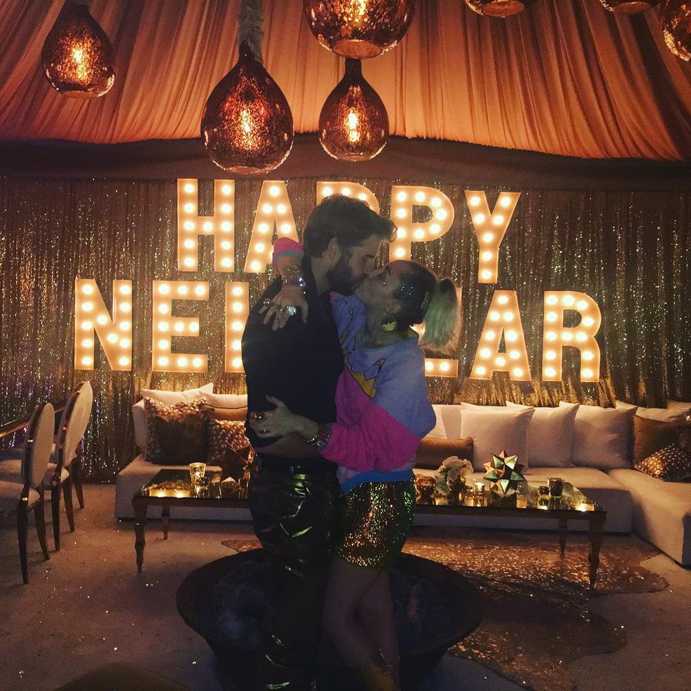 Chắc phải yêu Miley lắm Liam Hemsworth mới vô tư 'chơi khăm' cô nàng thế này? Chắc phải yêu Miley lắm Liam Hemsworth mới vô tư 'chơi khăm' cô nàng thế này?